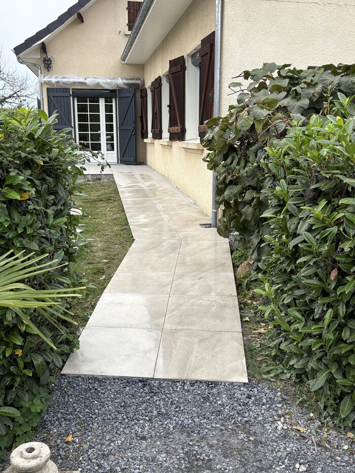 Allée extérieure carrelée le long d'une maison