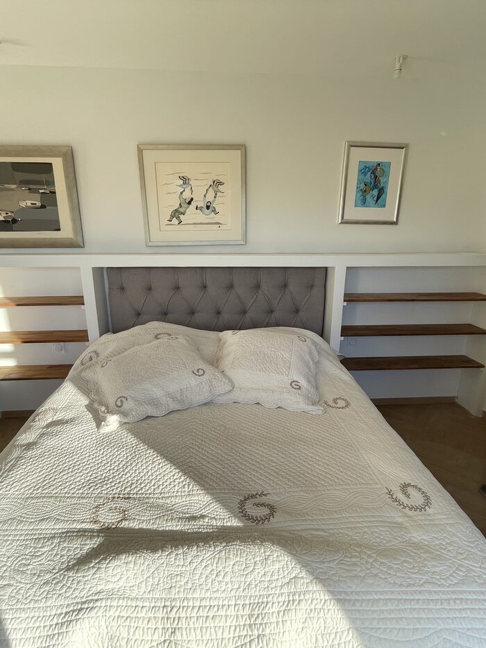 Chambre entièrement rénovée avec parquet