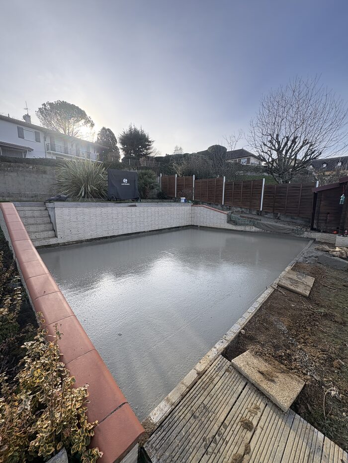 Dalle béton lissée sous un préau