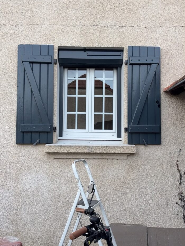 Fenêtre et volets rénovés sur une façade