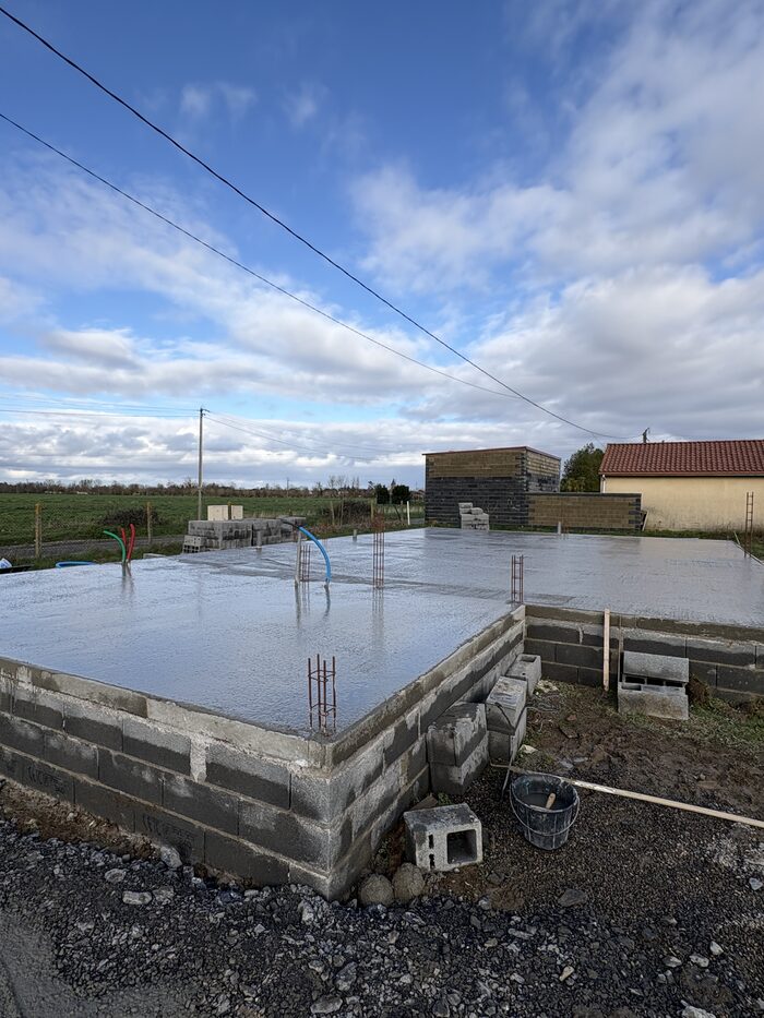 Fondations et dalle béton d'une maison en construction
