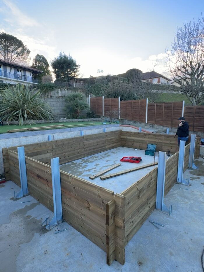 Chantier de piscine, structure et coffrage bois