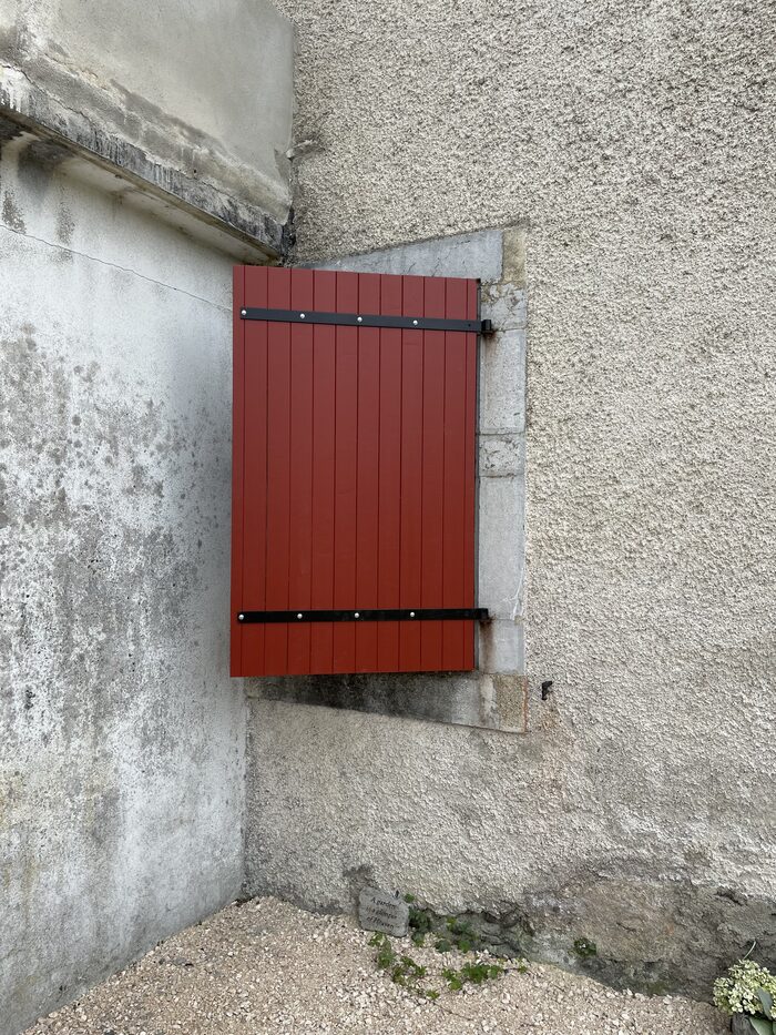 Portail bois rouge posé sur un mur maçonné