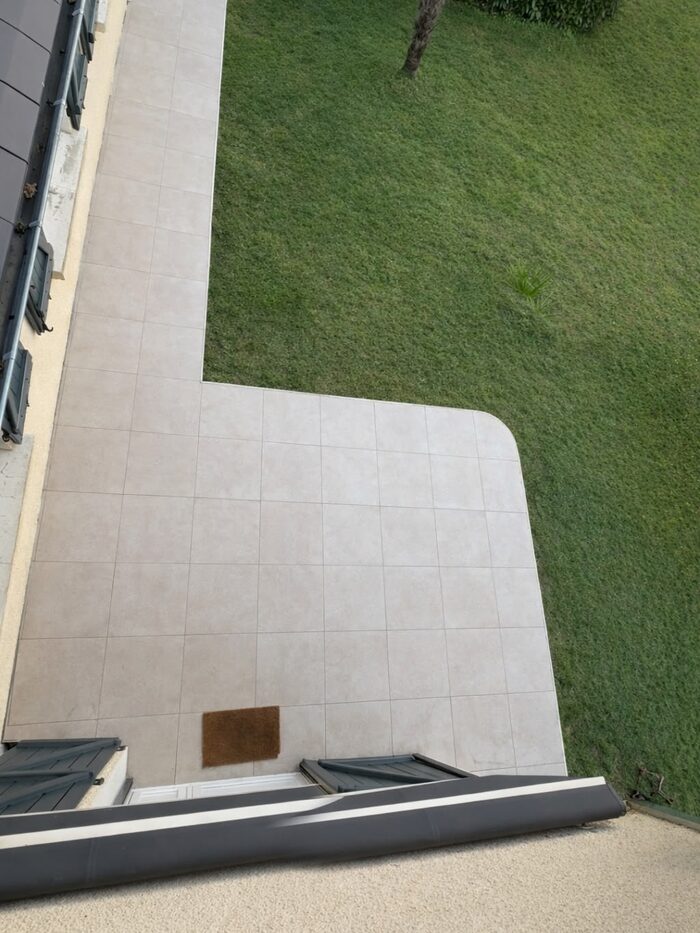 Terrasse carrelée et pelouse aménagée