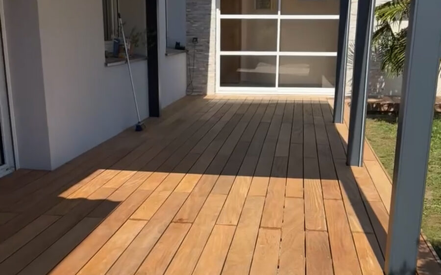 Terrasse en bois avec pergola aménagée à l'extérieur d'une maison