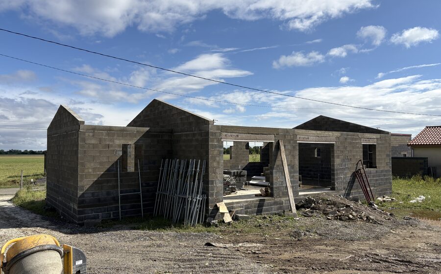 Construction d'une maison neuve en parpaings