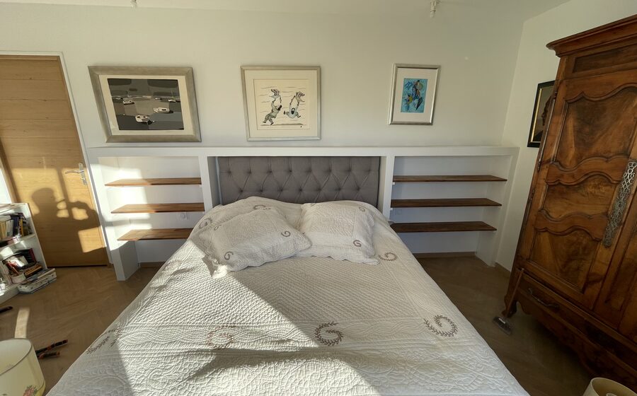 Chambre rénovée avec parquet et peinture soignée